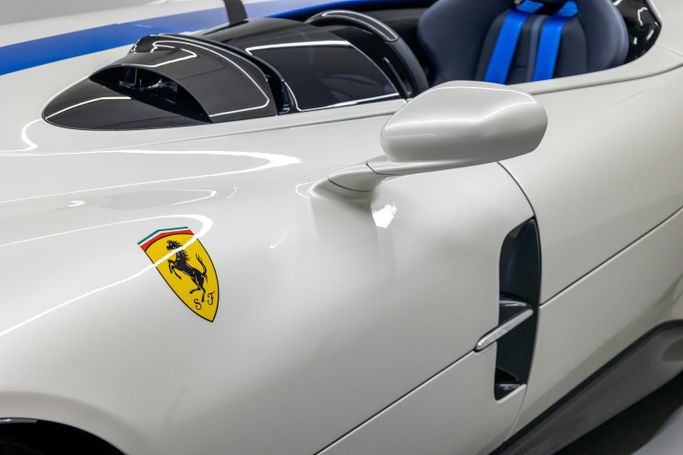 Новый Ferrari Monza SP SP1, 6.5 л, 2021 в Дубае от PUPIL OF FATE MOTORS Белый цвет. Европейская | AUTO.AE