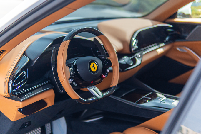 Ferrari Purosangue, 2025 внедорожник 5 дв. спорт класса в Дубае от POF RENTAL белый цвет | AUTO.AE