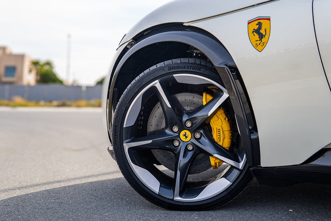 Ferrari Purosangue, 2025 внедорожник 5 дв. спорт класса в Дубае от POF RENTAL белый цвет | AUTO.AE