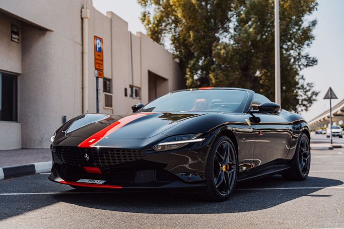 Ferrari Roma, 2024 кабриолет spider спорт класса в Дубае от POF RENTAL черный цвет | AUTO.AE