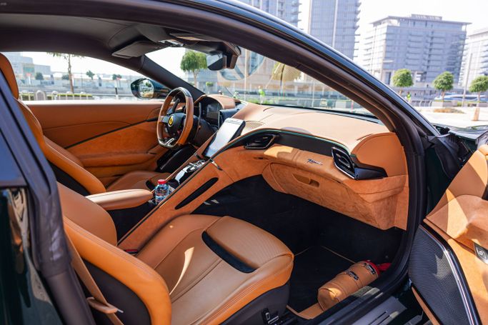 Ferrari Roma, 2023 купе спорт класса в Дубае от POF RENTAL зеленый цвет | AUTO.AE