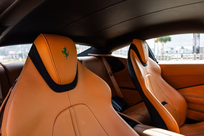 Ferrari Roma, 2023 купе спорт класса в Дубае от POF RENTAL зеленый цвет | AUTO.AE