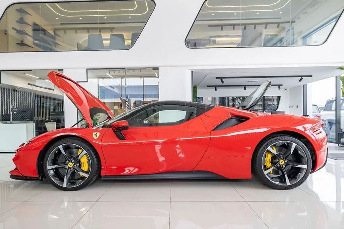 مستعملة Ferrari SF90 Stradale Spider I, 4.0 l, 2023 في في دبي من Laith Alobaidi Motors، اللون أحمر. المواصفات الأوروبية | AUTO.AE