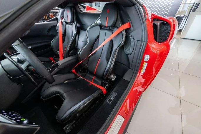 مستعملة Ferrari SF90 Stradale Spider I, 4.0 l, 2023 في في دبي من Laith Alobaidi Motors، اللون أحمر. المواصفات الأوروبية | AUTO.AE