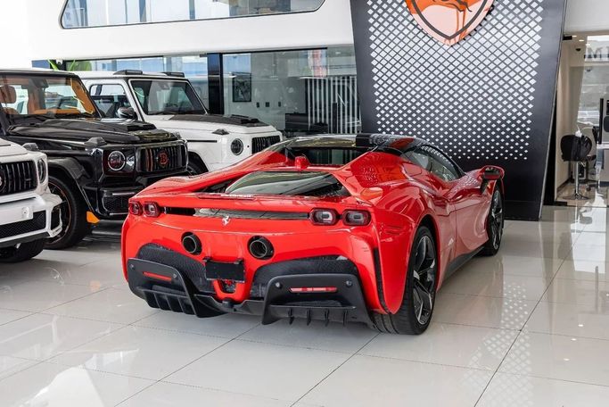 مستعملة Ferrari SF90 Stradale Spider I, 4.0 l, 2023 في في دبي من Laith Alobaidi Motors، اللون أحمر. المواصفات الأوروبية | AUTO.AE