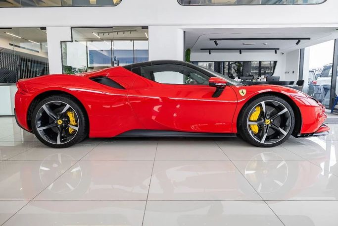 مستعملة Ferrari SF90 Stradale Spider I, 4.0 l, 2023 في في دبي من Laith Alobaidi Motors، اللون أحمر. المواصفات الأوروبية | AUTO.AE