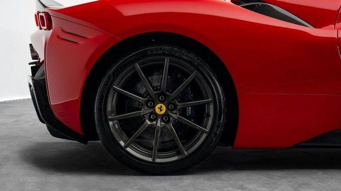 Подержанный Ferrari SF90 Stradale Stradale I, 4.0 л, 2022 в Дубае от Al Ain Class Motors Красный цвет. GCC | AUTO.AE