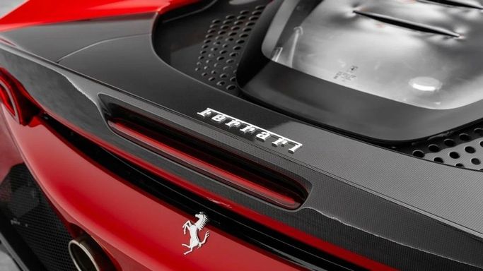 Подержанный Ferrari SF90 Stradale Stradale I, 4.0 л, 2022 в Дубае от Al Ain Class Motors Красный цвет. GCC | AUTO.AE