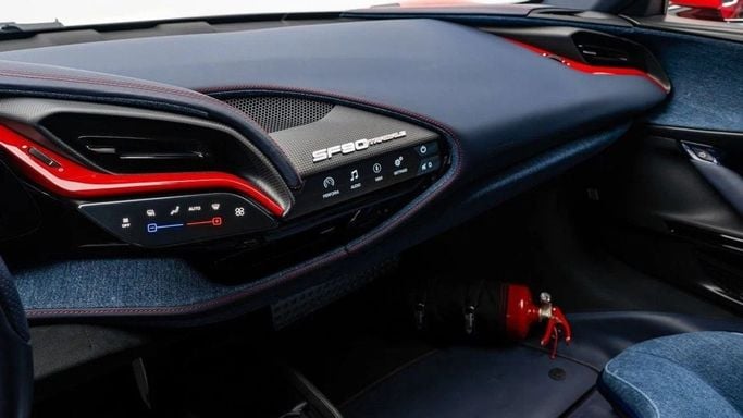 Подержанный Ferrari SF90 Stradale Stradale I, 4.0 л, 2022 в Дубае от Al Ain Class Motors Красный цвет. GCC | AUTO.AE