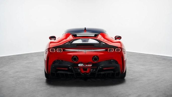 Подержанный Ferrari SF90 Stradale Stradale I, 4.0 л, 2022 в Дубае от Al Ain Class Motors Красный цвет. GCC | AUTO.AE