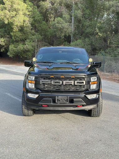 Подержанный Ford F-150 XIV, 5.0 л, 2022 в Дубае от Alzahiah Cars Черный цвет. GCC | AUTO.AE