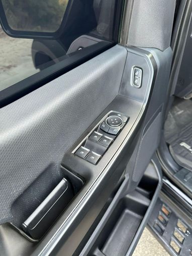 Подержанный Ford F-150 XIV, 5.0 л, 2022 в Дубае от Alzahiah Cars Черный цвет. GCC | AUTO.AE