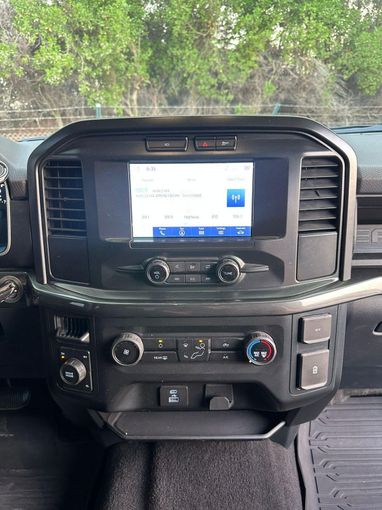 Подержанный Ford F-150 XIV, 5.0 л, 2022 в Дубае от Alzahiah Cars Черный цвет. GCC | AUTO.AE