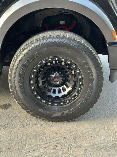 Подержанный Ford F-150 XIV, 5.0 л, 2022 в Дубае от Alzahiah Cars Черный цвет. GCC | AUTO.AE