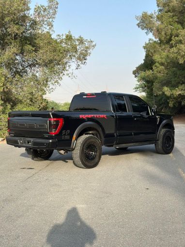 Подержанный Ford F-150 XIV, 5.0 л, 2022 в Дубае от Alzahiah Cars Черный цвет. GCC | AUTO.AE