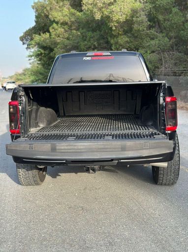 Подержанный Ford F-150 XIV, 5.0 л, 2022 в Дубае от Alzahiah Cars Черный цвет. GCC | AUTO.AE