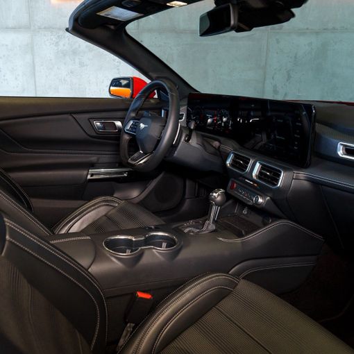 Ford Mustang VI Рестайлинг, 2024 кабриолет стандарт класса в Дубае от DEIZ красный цвет | AUTO.AE