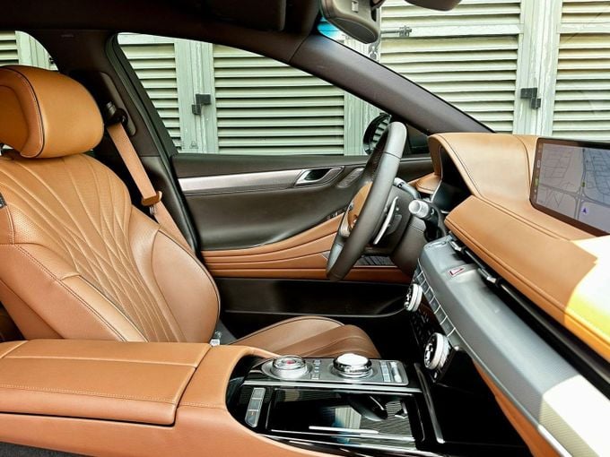 Подержанный Genesis G80 II, 2.5 л, 2023 в Дубае от Express Motors Черный цвет. Корейская | AUTO.AE