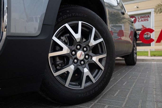 Used GMC Acadia II Facelift, 3.6 l, 2023 in Dubai by Linda Cars, Grey color. GCC Specs | AUTO.AE