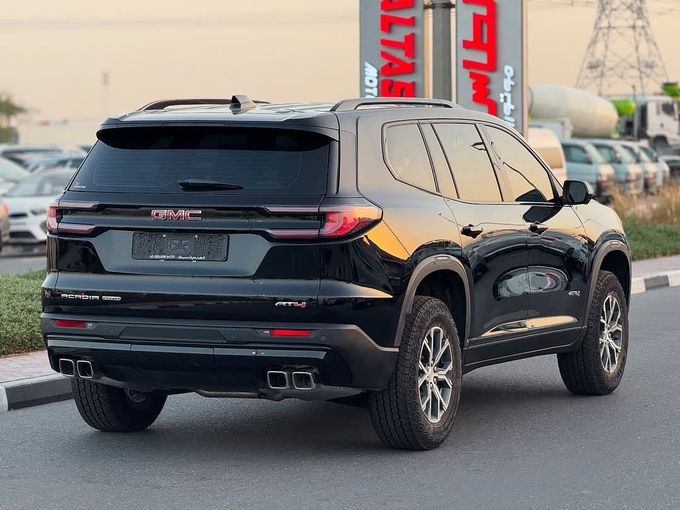 Подержанный GMC Acadia III, 2.5 л, 2024 в Дубае от Lakhani Motors Черный цвет. GCC | AUTO.AE