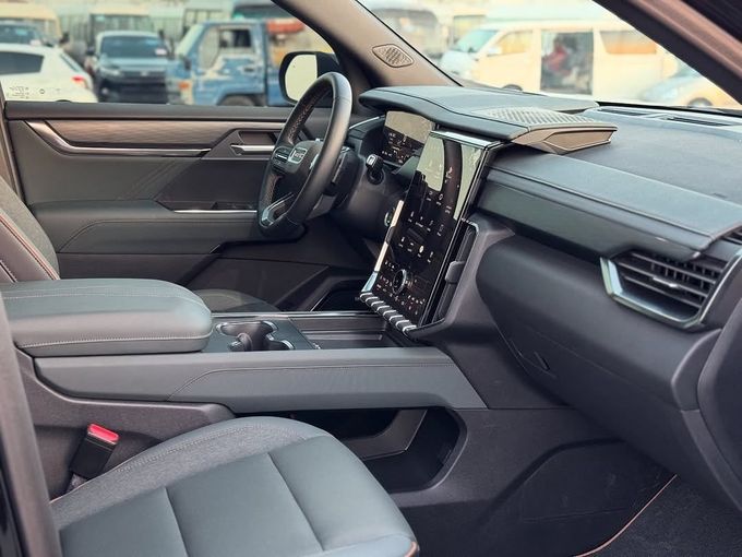 Подержанный GMC Acadia III, 2.5 л, 2024 в Дубае от Lakhani Motors Черный цвет. GCC | AUTO.AE