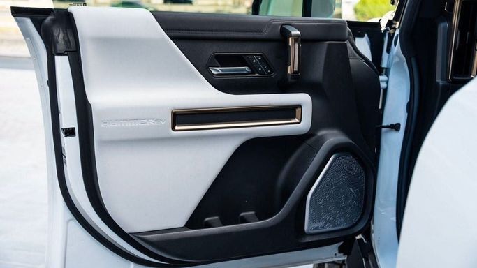 Used GMC Hummer EV, 2022 in Dubai by Al Ain Class Motors, White color. American Specs | AUTO.AE