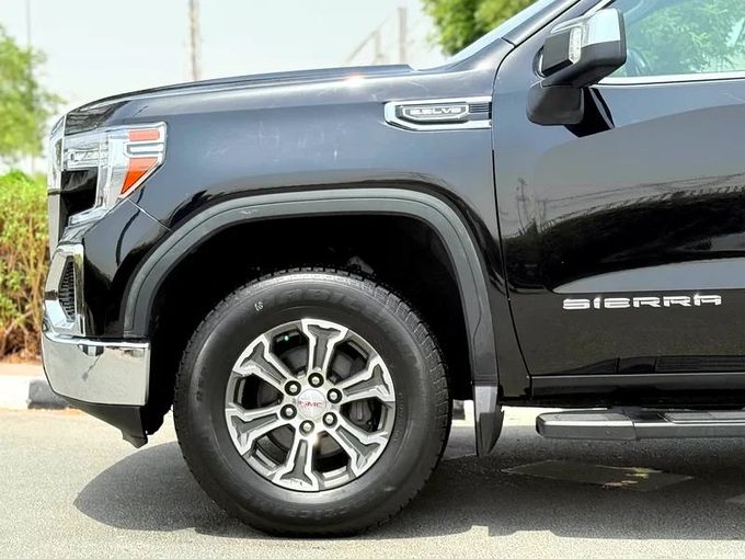 مستعملة GMC Sierra رابعاً, 5.3 l, 2019 في في دبي من Alta Class Motors، اللون أسود. المواصفات الكندية | AUTO.AE