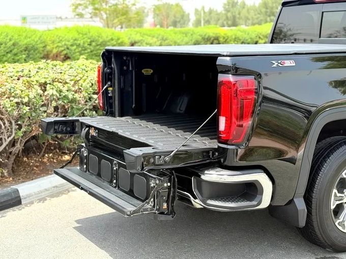 مستعملة GMC Sierra رابعاً, 5.3 l, 2019 في في دبي من Alta Class Motors، اللون أسود. المواصفات الكندية | AUTO.AE