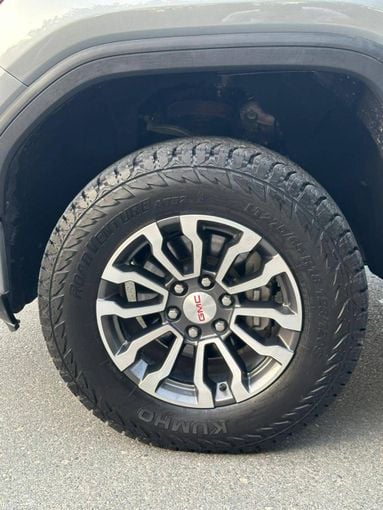 Подержанный GMC Sierra IV, 4.3 л, 2021 в Дубае от Alzahiah Cars Серебристый цвет. GCC | AUTO.AE