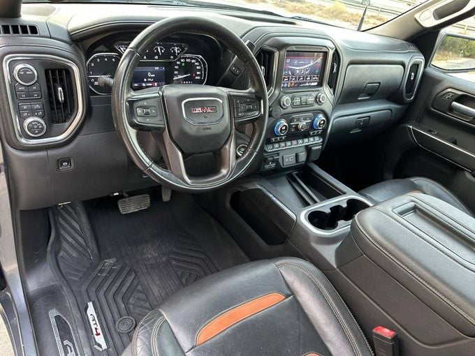 Подержанный GMC Sierra IV, 4.3 л, 2021 в Дубае от Alzahiah Cars Серебристый цвет. GCC | AUTO.AE