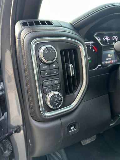 Подержанный GMC Sierra IV, 4.3 л, 2021 в Дубае от Alzahiah Cars Серебристый цвет. GCC | AUTO.AE