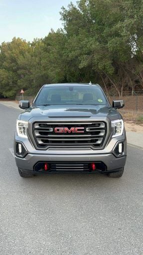 Подержанный GMC Sierra IV, 4.3 л, 2021 в Дубае от Alzahiah Cars Серебристый цвет. GCC | AUTO.AE