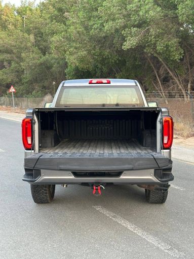 Подержанный GMC Sierra IV, 4.3 л, 2021 в Дубае от Alzahiah Cars Серебристый цвет. GCC | AUTO.AE
