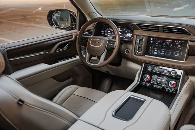 GMC Yukon V, 2023 внедорожник 5 дв. стандарт класса в Дубае от AVA car rental черный цвет | AUTO.AE