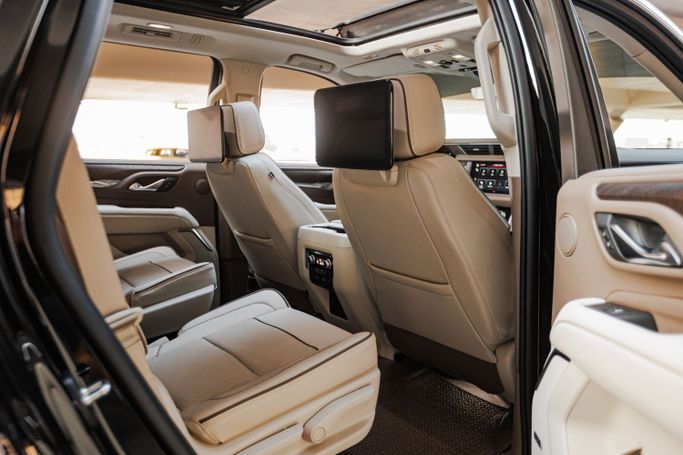 GMC Yukon V, 2023 внедорожник 5 дв. стандарт класса в Дубае от AVA car rental черный цвет | AUTO.AE