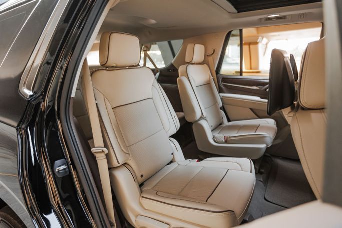 GMC Yukon V, 2023 внедорожник 5 дв. стандарт класса в Дубае от AVA car rental черный цвет | AUTO.AE