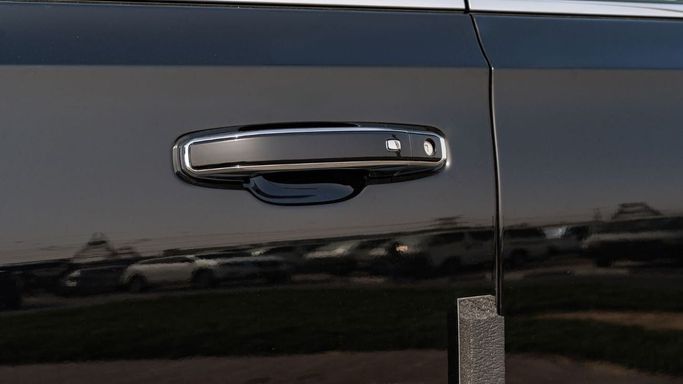 New GMC Yukon V Facelift, 5.3 l, 2025 in Dubai by Altass Motors, Black color. Other | AUTO.AE