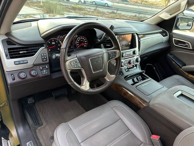 Подержанный GMC Yukon IV (GMT K2UG), 6.2 л, 2015 в Дубае от Alzahiah Cars Черный цвет. GCC | AUTO.AE