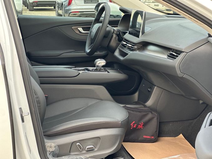 New Hongqi E-QM5, 2024 in Dubai by MENAMOTORS, White color. GCC Specs | AUTO.AE