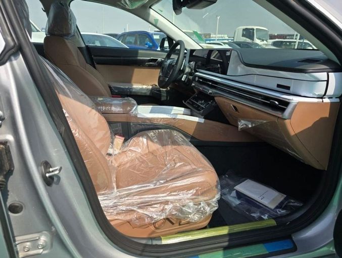 Новый Hyundai Azera III Рестайлинг, 3.5 л, 2024 в Дубае от Mohamed Hakim Motors Серебристый цвет. GCC | AUTO.AE