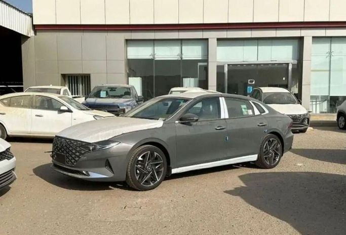 Новый Hyundai Azera III Рестайлинг, 3.5 л, 2023 в Дубае от Mohamed Hakim Motors Серебристый цвет. GCC | AUTO.AE
