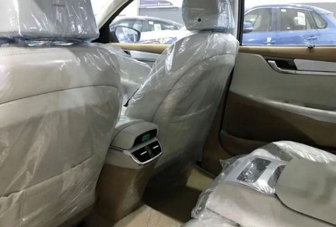 Новый Hyundai Azera III Рестайлинг, 3.5 л, 2023 в Дубае от Mohamed Hakim Motors Серебристый цвет. GCC | AUTO.AE
