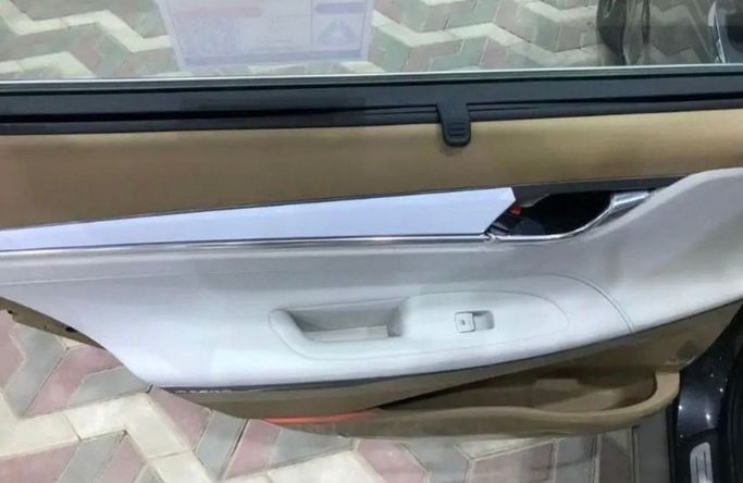 Новый Hyundai Azera III Рестайлинг, 3.5 л, 2023 в Дубае от Mohamed Hakim Motors Серебристый цвет. GCC | AUTO.AE