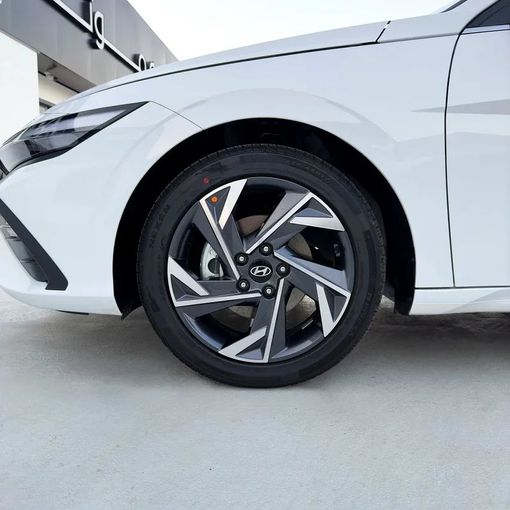 Новый Hyundai Elantra VII (CN7) Рестайлинг, 1.6 л, 2025 в Дубае от Sola Motors Белый цвет. Китайская | AUTO.AE