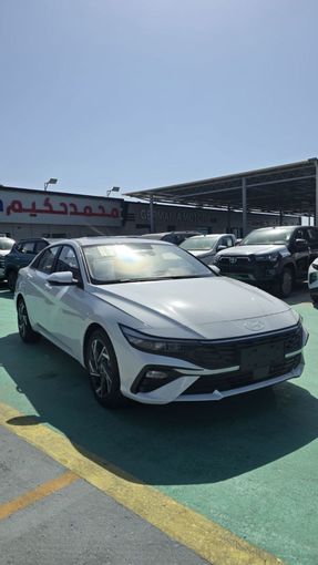 Новый Hyundai Elantra VII (CN7) Рестайлинг, 1.5 л, 2025 в Дубае от Mohamed Hakim Motors Белый цвет. Китайская | AUTO.AE