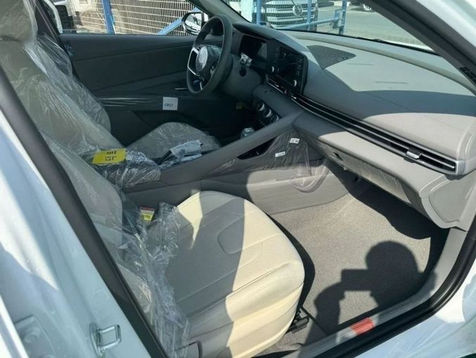 Новый Hyundai Elantra VII (CN7) Рестайлинг, 1.6 л, 2025 в Дубае от Mohamed Hakim Motors Белый цвет. GCC | AUTO.AE