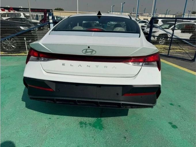 Новый Hyundai Elantra VII (CN7) Рестайлинг, 1.6 л, 2025 в Дубае от Mohamed Hakim Motors Белый цвет. GCC | AUTO.AE
