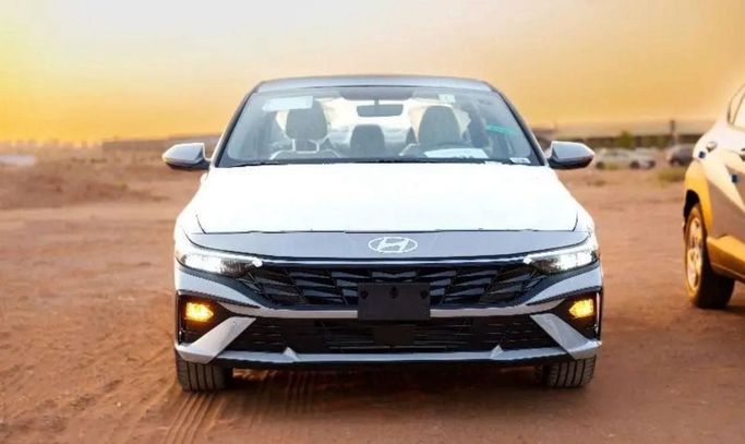 Новый Hyundai Elantra VII (CN7) Рестайлинг, 2.0 л, 2024 в Дубае от Mohamed Hakim Motors Серебристый цвет. GCC | AUTO.AE