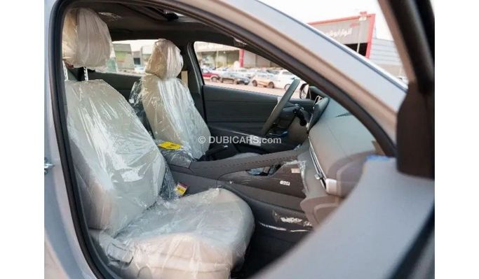 Новый Hyundai Elantra VII (CN7) Рестайлинг, 2.0 л, 2024 в Дубае от Mohamed Hakim Motors Серебристый цвет. GCC | AUTO.AE