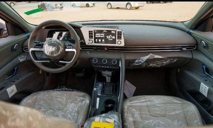 Новый Hyundai Elantra VII (CN7) Рестайлинг, 2.0 л, 2024 в Дубае от Mohamed Hakim Motors Серебристый цвет. GCC | AUTO.AE